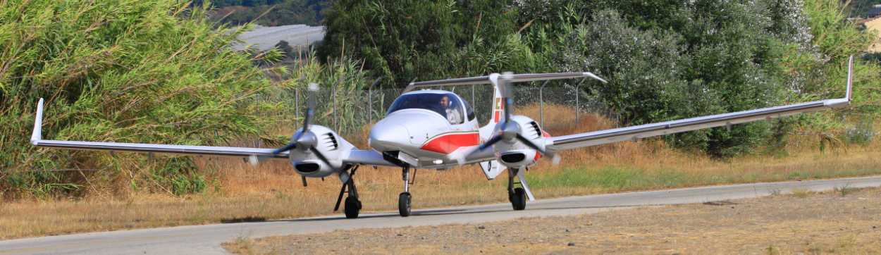 CURSO-HABILITACION-ME avion diamond da42 aterrizando en pista