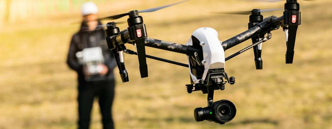 dron dji inspire 2 en vuelo con operario con casco al fondo