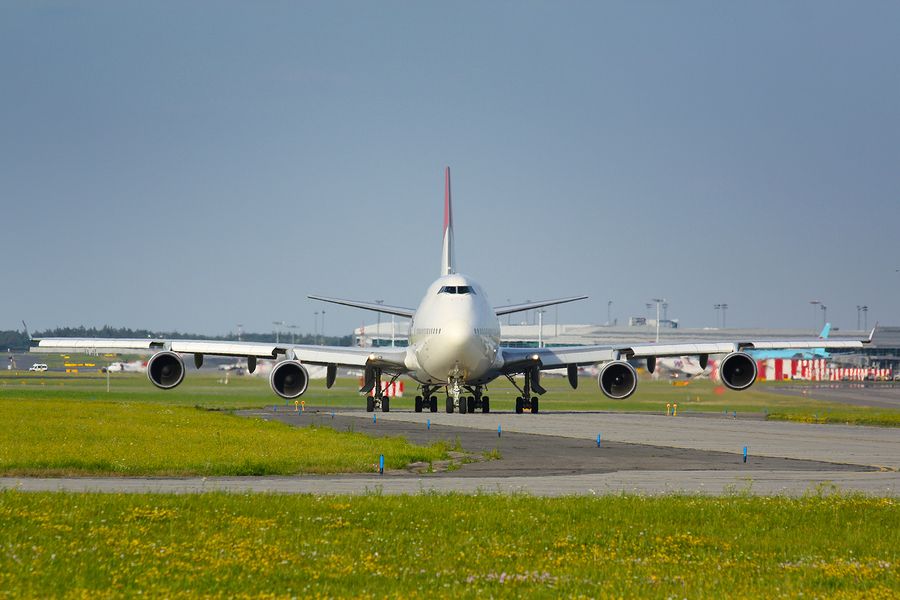 Wide range of huge plane during taxi