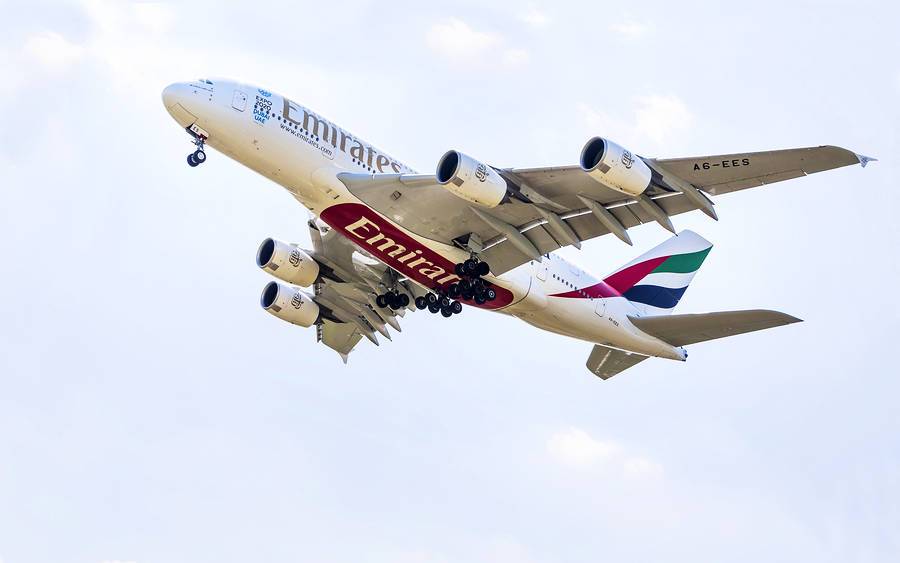 parte de abajo de avion de aerolinea emirates cuando esta volando