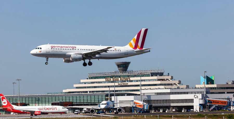 avion de la aerolinea germanwings a punto de aterrizar en aeropuerto de alemania