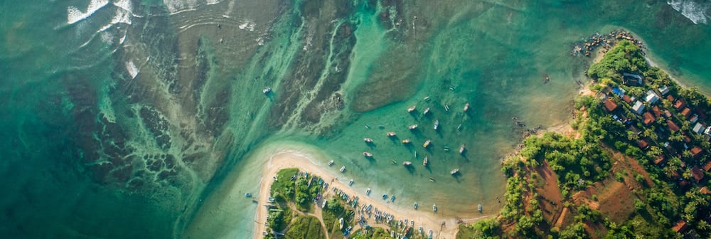 vista aerea de playa con barcos vegetacion y fondo marino