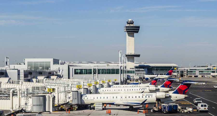 cuatro aviones de aerolinea americana en aeropuerto de nueva york