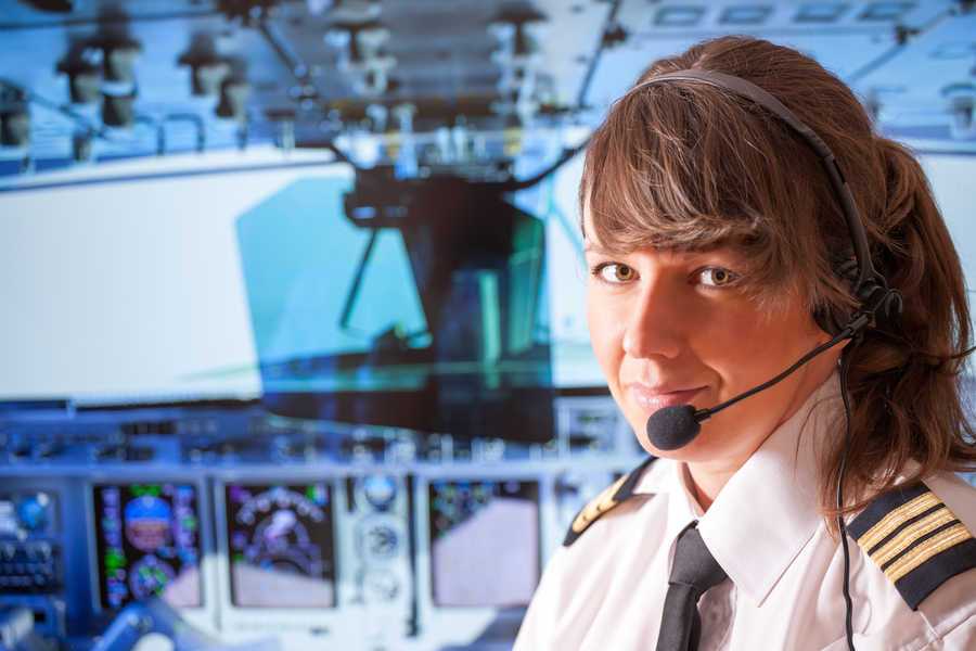 pilotos-comerciales-seleccion piloto comercial chica en la cabina de un avión boeing de aerolineas