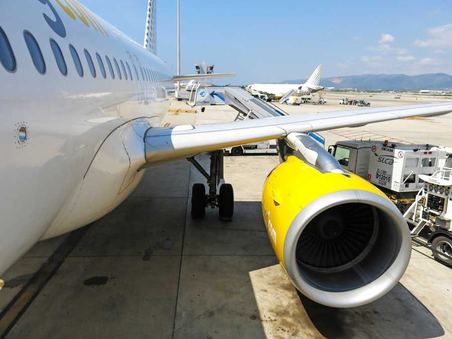 avion de vueling parado en el aeropuerto a la espera de que suban los pasajeros