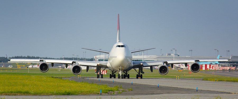 Avion boeing aterrizando en pista aeropuerto
