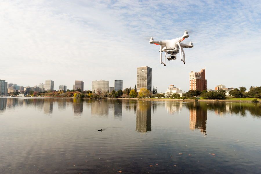 dron sovolando lago con skyline al fondo