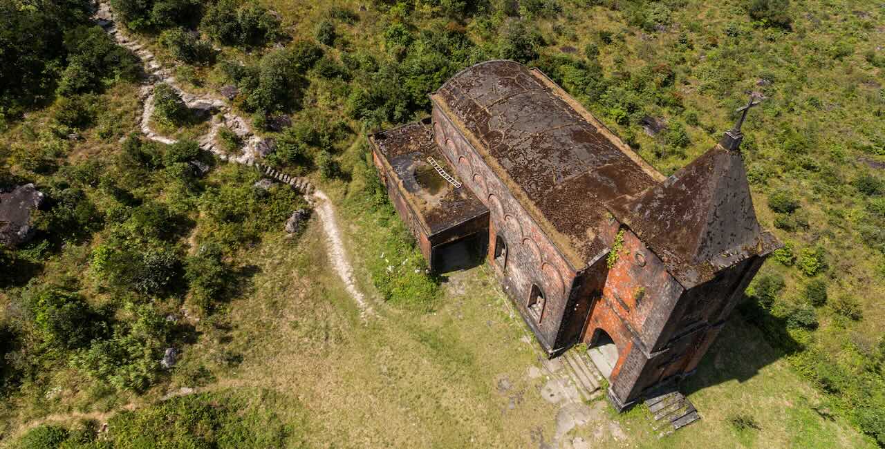 Vista de dron de casa abandonada