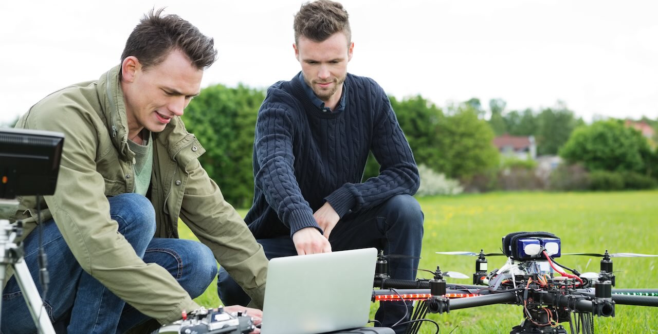 Pilotos de drones preparando una expedición arqueológica