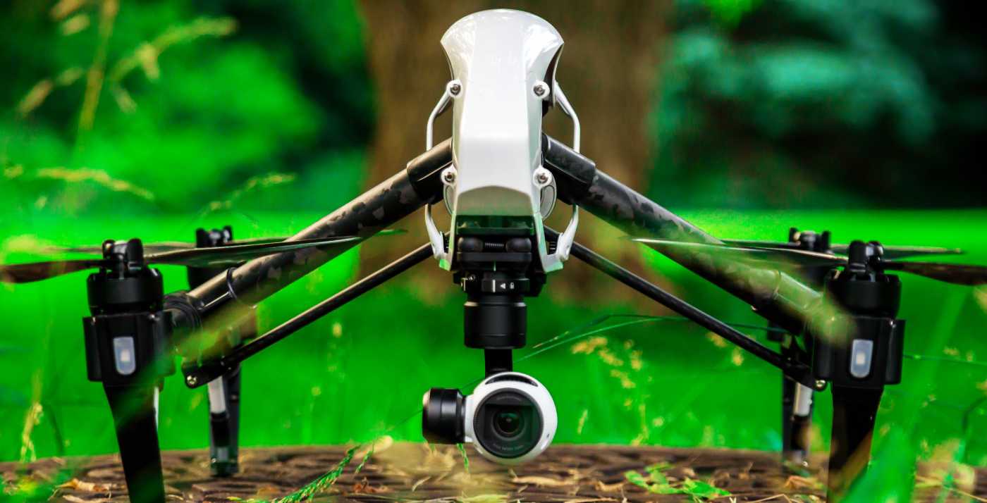 dron dji inspire posado en el suelo con fondo de bosque verde