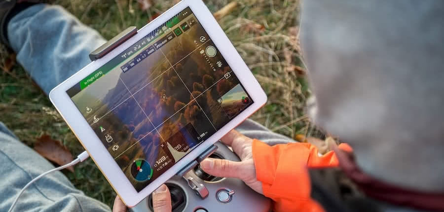 emisora de dron con ipad para el visionado de imagenes tomadas por el dron