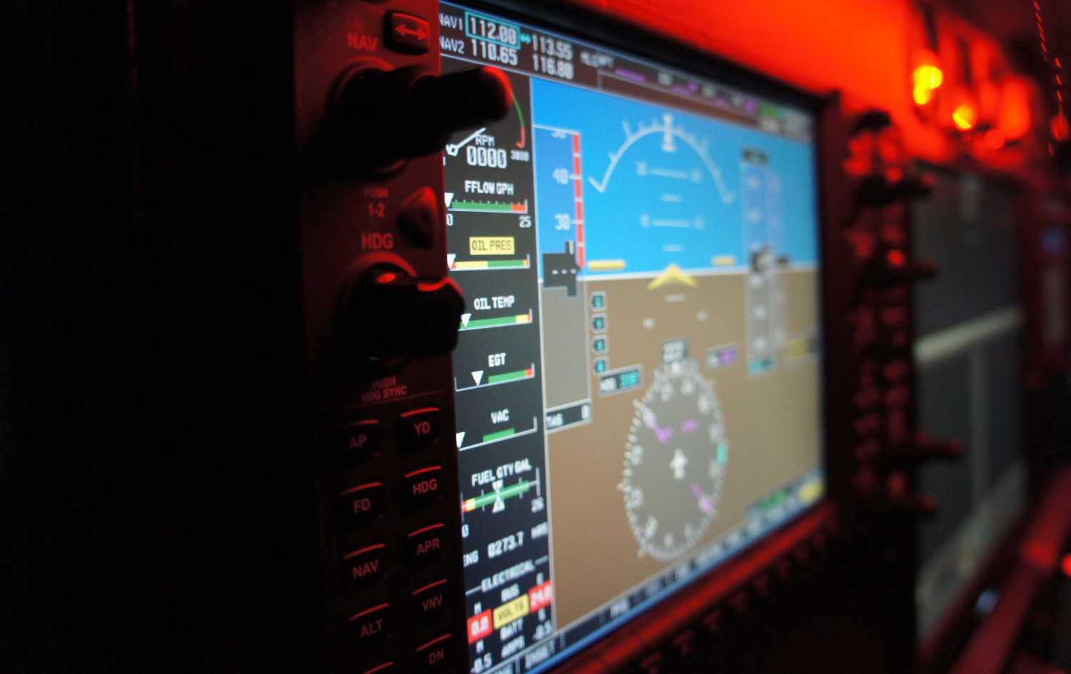 detalle de cuadro de mandos y pantalla de simulador de vuelo g1000