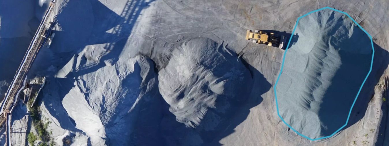 Trabajo-drones-construccion vista aerea de obra con excavadora