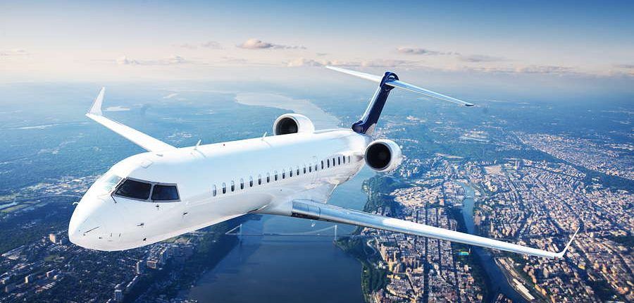 avion de pasajeros en vuelo con fondo de aerea de ciudad con rio