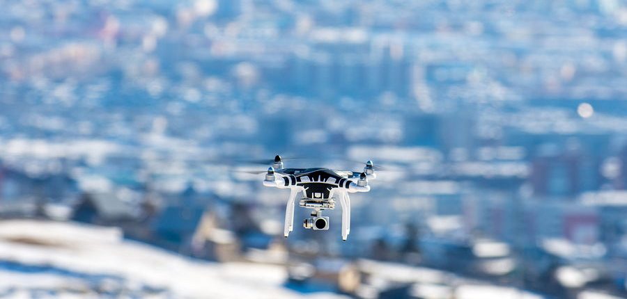 dji phantom en vuelo con fondo difuminados en tonos azules