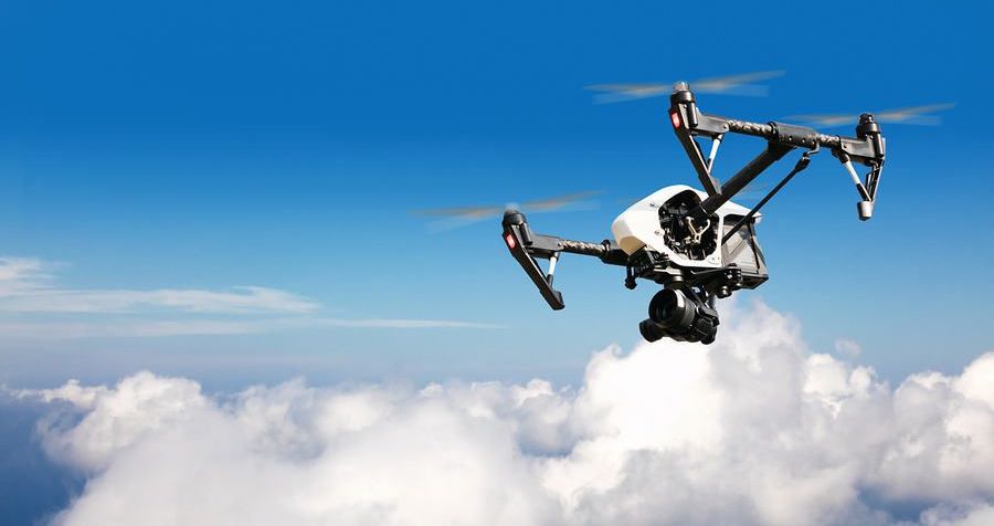 dji inspire en vuelo con fondo de cielo azul con nubes