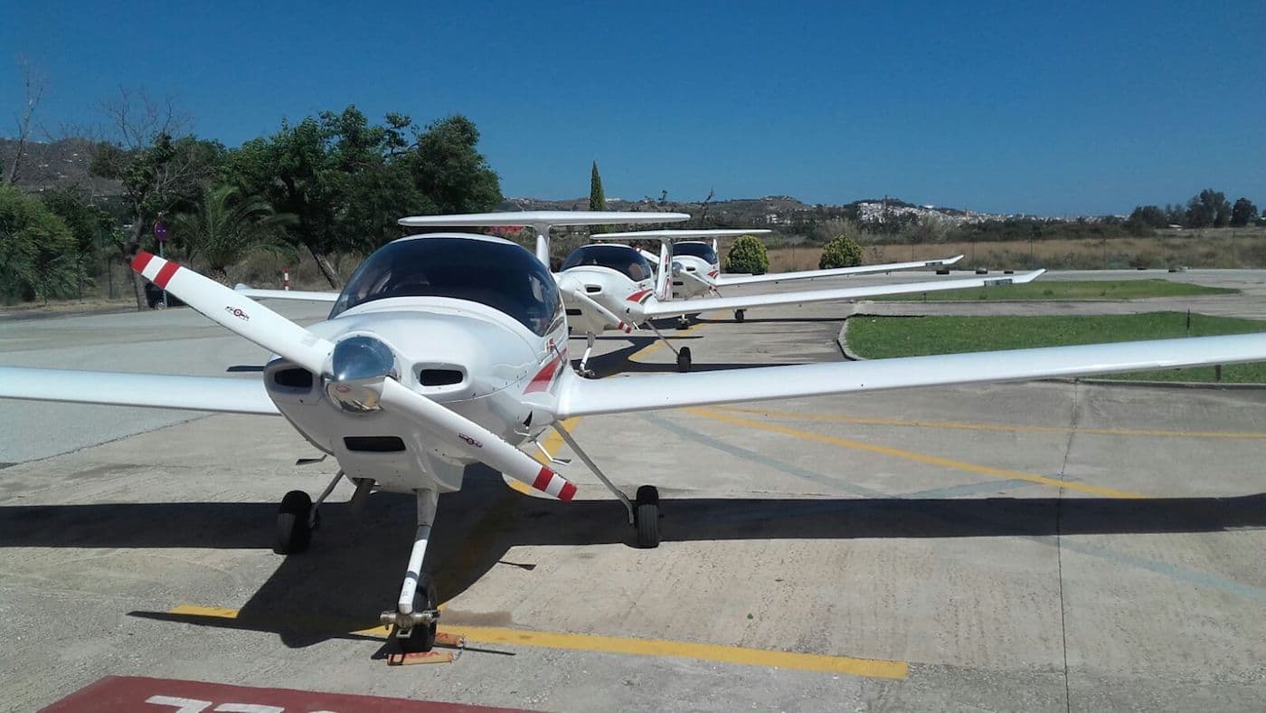 tres aeronaves diamond da20 de one air aviacion alineadas en aerodromo de velez
