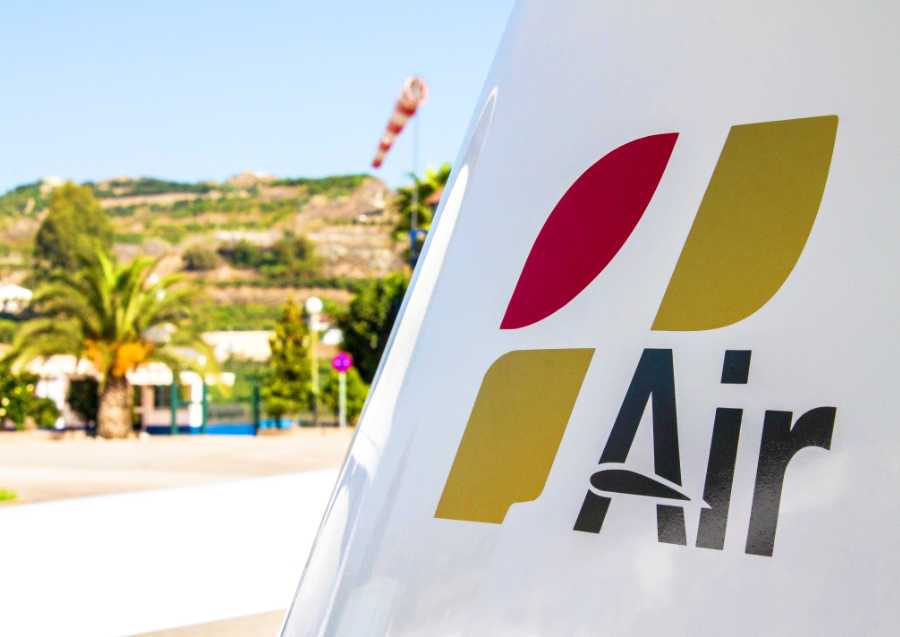 detalle de cola de aeronave con logo de one air aviacion