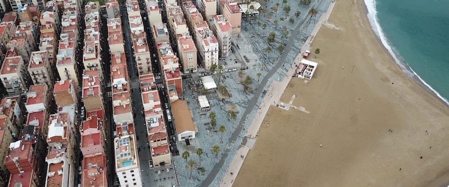 vista aerea de playa con edificios y paseo maritimo