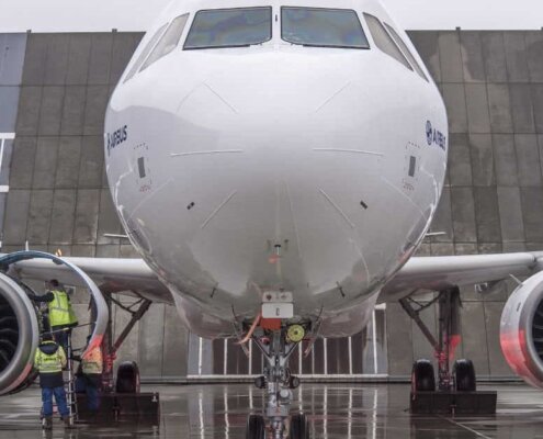 frontal de avion airbus sobre pista mojada