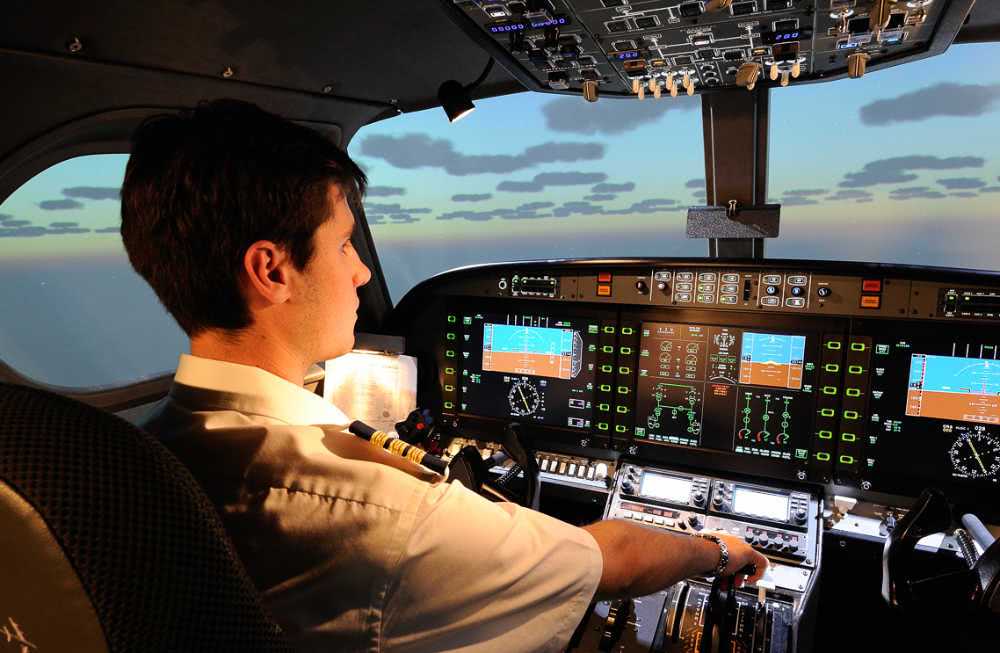 escuela-de-pilotos piloto de avion realizando vuelo en simulador alsim alx