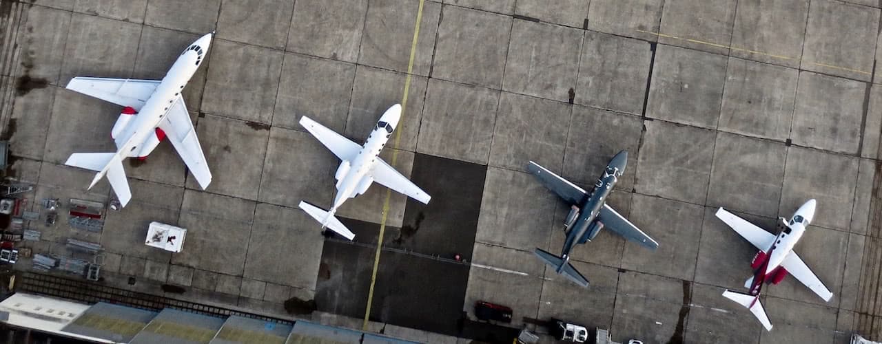 vista aerea de cuatro aviones jet privados aterrizados en aeropuerto