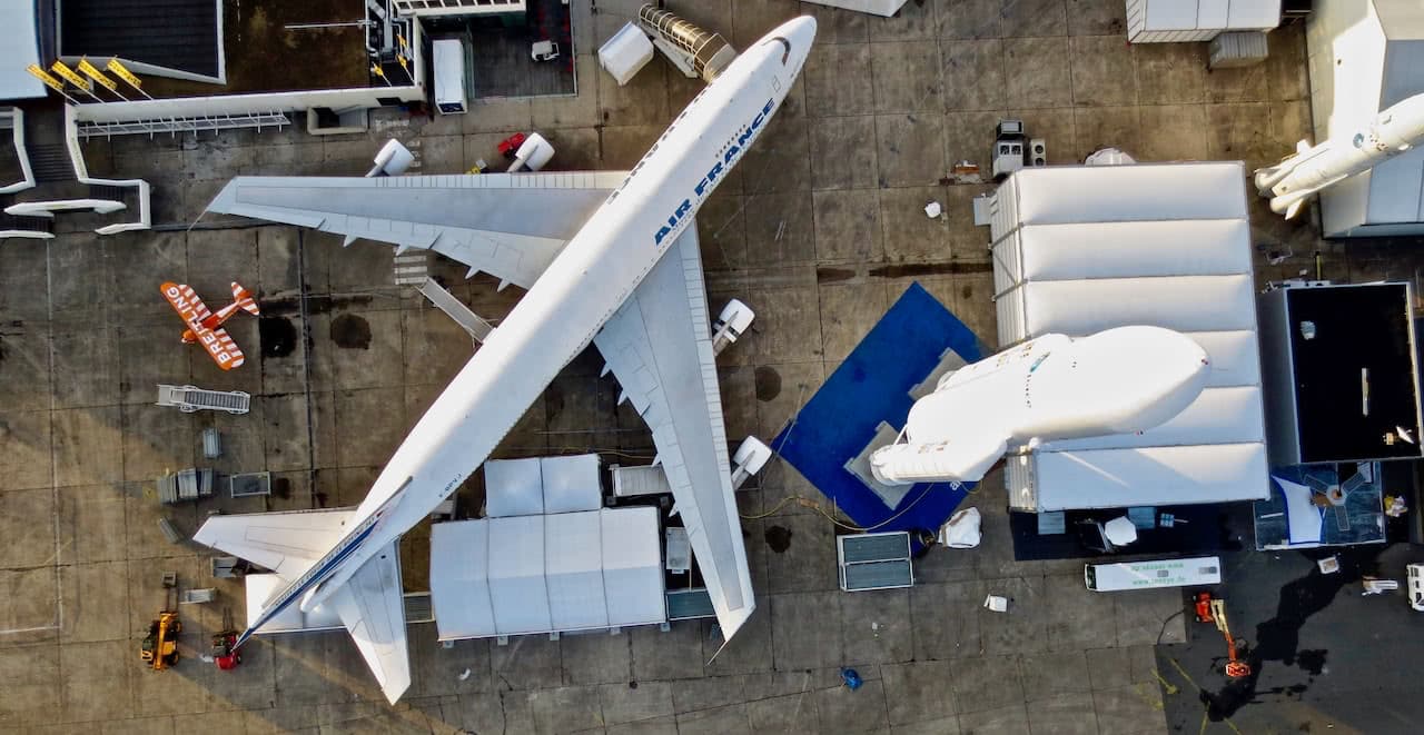 vista aerea de un avion boeing 747 de la aerolinea air france aterrizado en aeropuerto