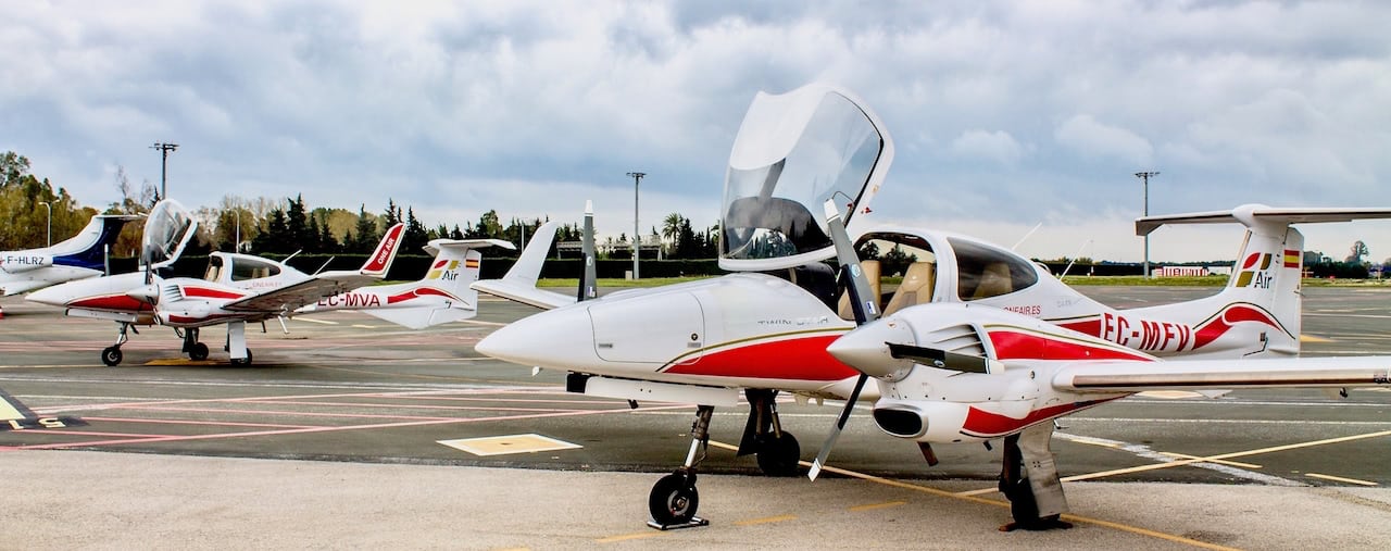 dos aviones diamond da42 de las escuela de aviacion oneair multimotor aterrizados en el aeropuerto