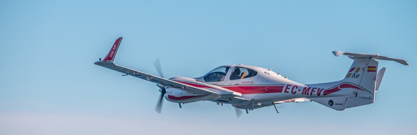 piloto volando un avión en un cielo azul en málaga