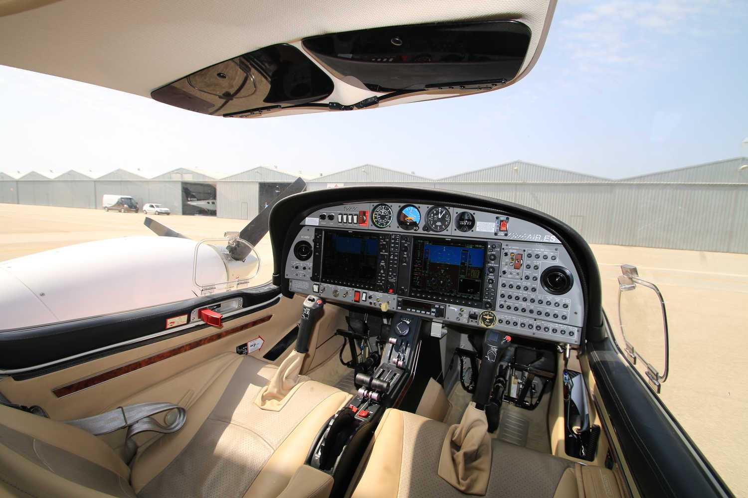 interior de avion diamond da42 de one air en aerodromo de velez