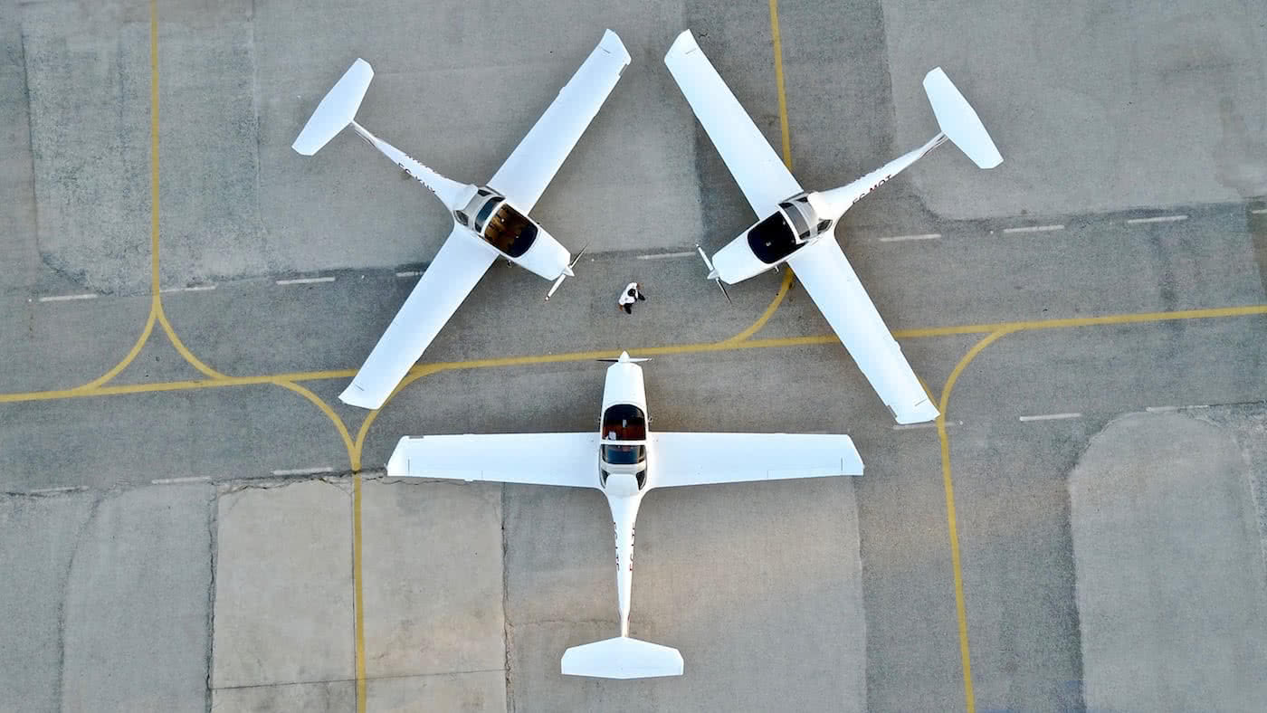 tres aviones aterrizados en forma de triangulacion