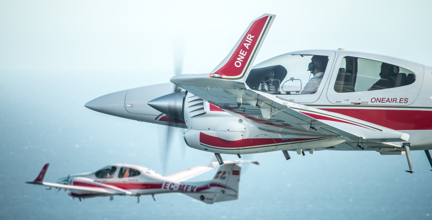 dos aviones diamond da42 de la escuela de aviacion one air volando juntos por encima del mar