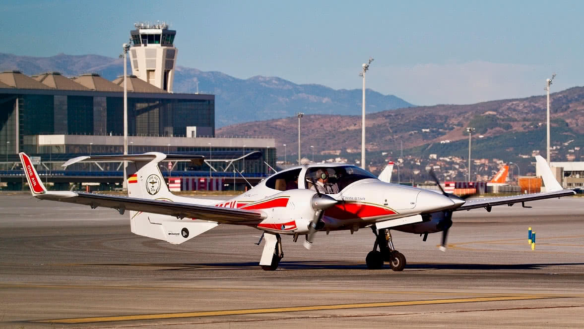 avion diamond da42 multimotor en la pista del aeropuerto de malaga