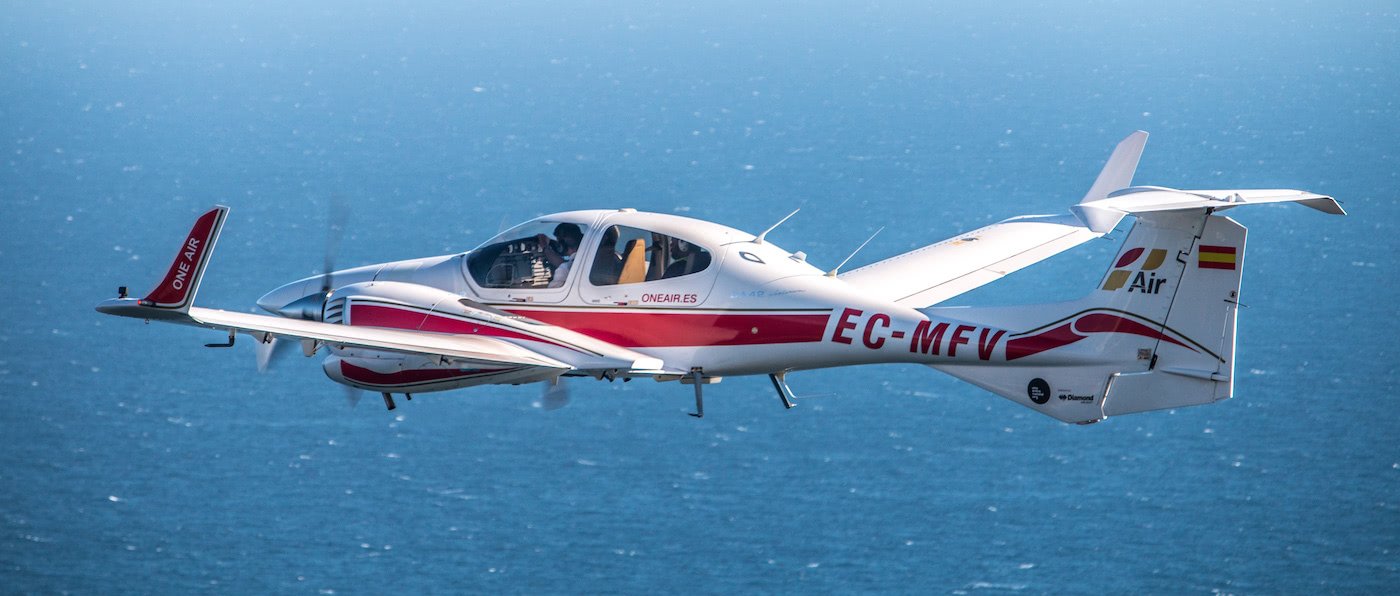 aeronave bimotor diamond da42 de one air aviacion en vuelo sobre el mar