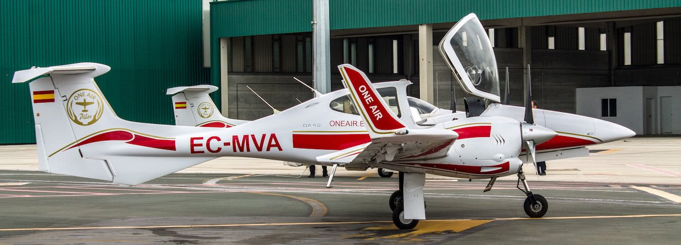 aeronave diamond da42 de one air aviacion con cabina abierta