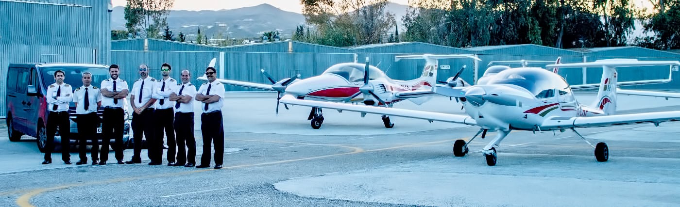 instructores de one air aviacion con furgoneta detras y parte de la flota de aeronaves diamond