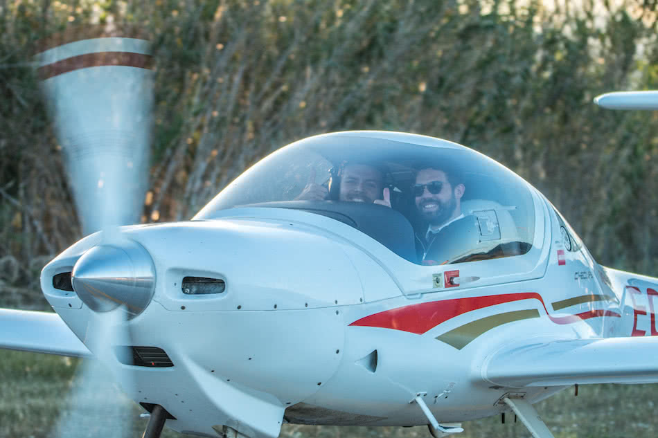 one-air-escuela-de-pilotos vista exterior del avion diamond da20 con un piloto instructor y un alumno