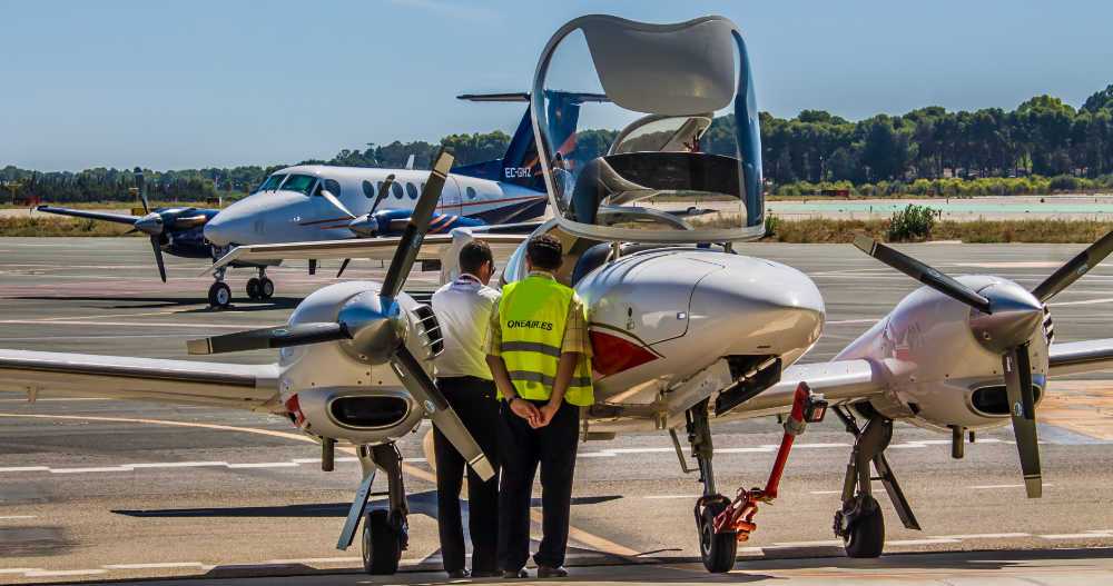 instructor y tecnico de one air aviacion haciendo mantenimiento a aeronave diamond da42