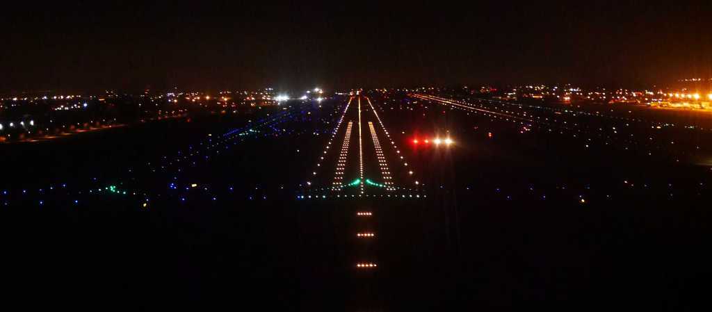 pista de aterrizaje iluminada con luces nocturnas