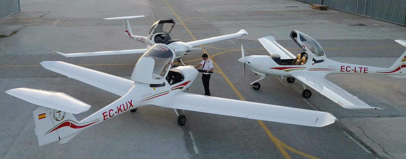 aeronaves diamond da20 de one air aviacion con instructor haciendo ajustes a una de ellas