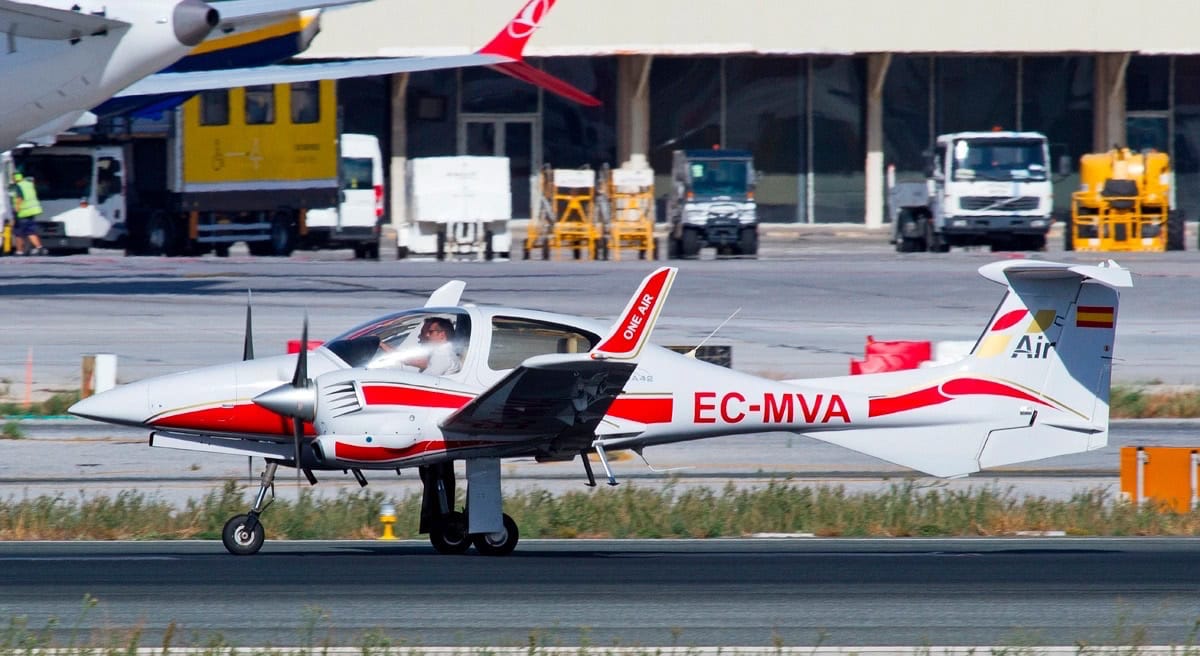 aeronave diamond da42 de one air aviacion en el aeropuerto de malaga