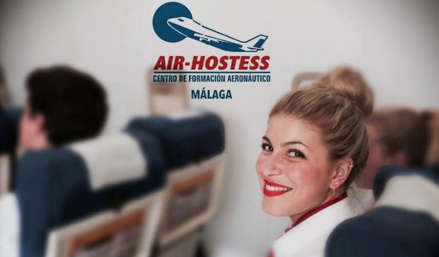 estudiante de air hostess malaga en simulador de cabina sonriendo