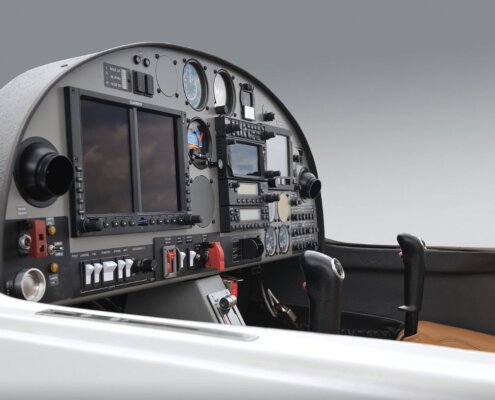 vista del cockpit abierto de una aeronave diamond da20