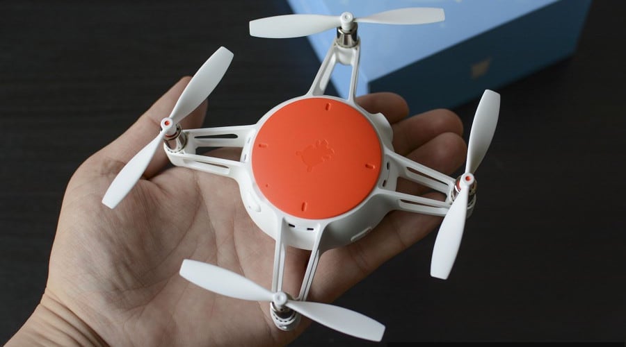 xiaomi mitu mini drone sobre palma de la mano