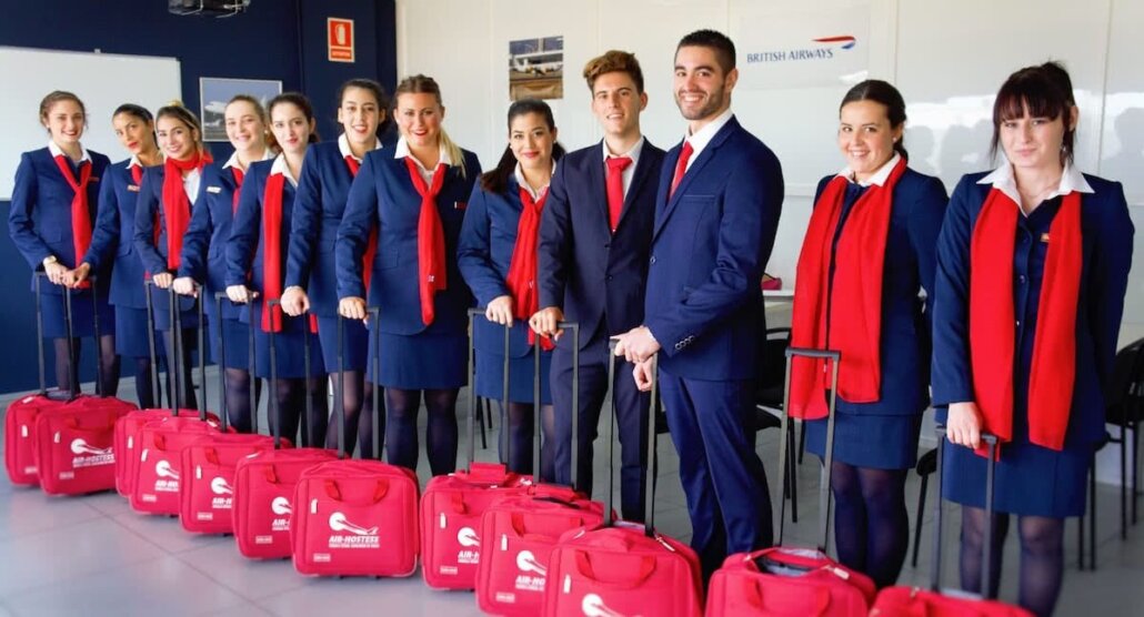 promocion de alumnos de air hostess uniformados y con maletas