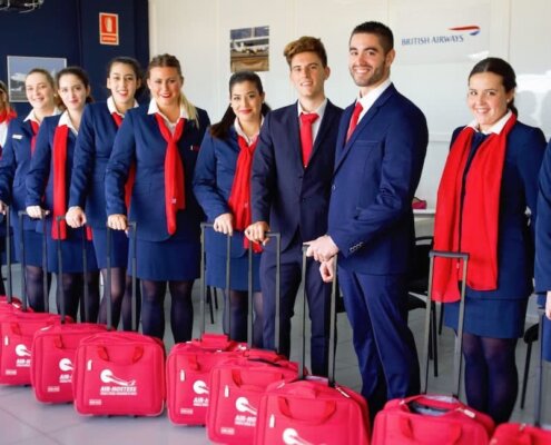 promocion de alumnos de air hostess uniformados y con maletas