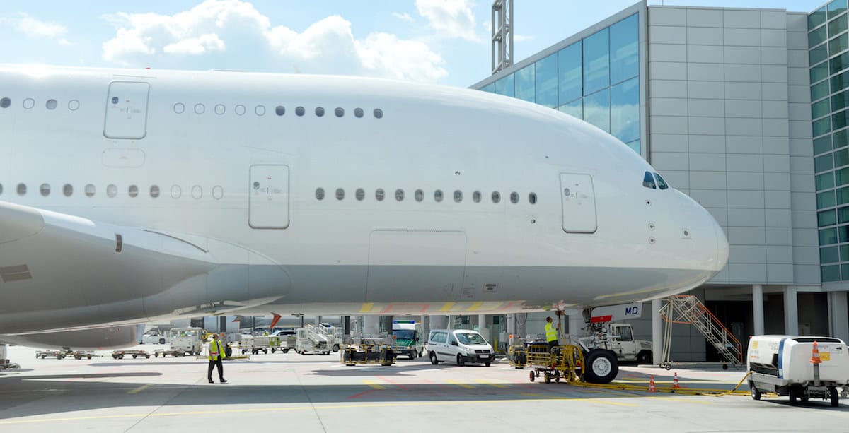 gran avion de pasajeros con tres pisos en aeropuerto