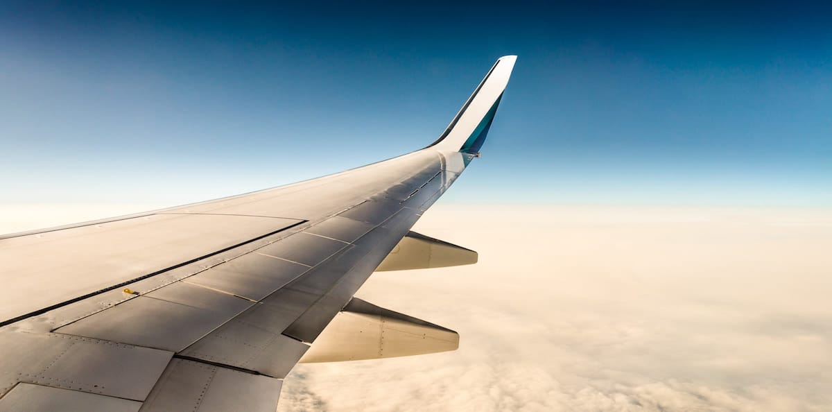 ala de avion con fondo de nubes y cielo azul