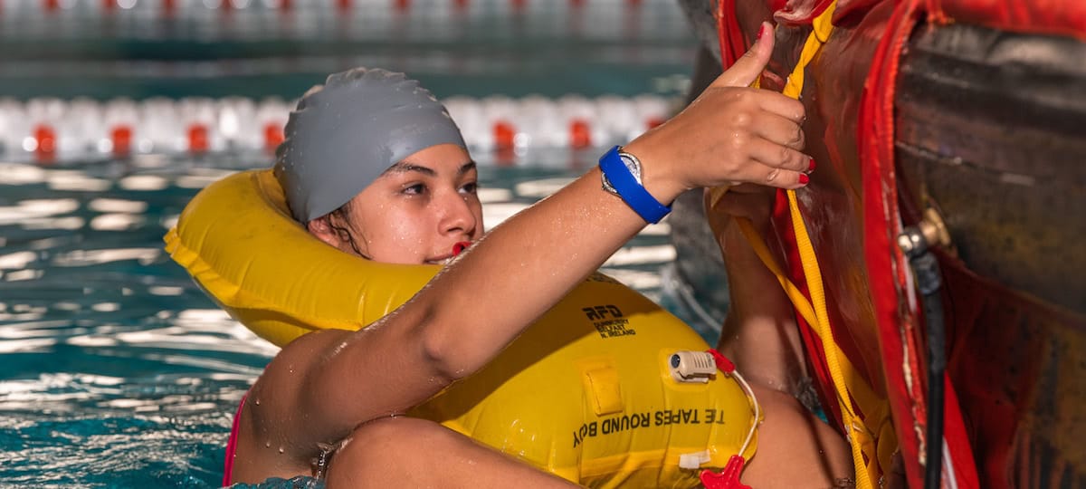 alumna del curso de auxiliar de vuelo de air hostess malaga en practicas de salvamento