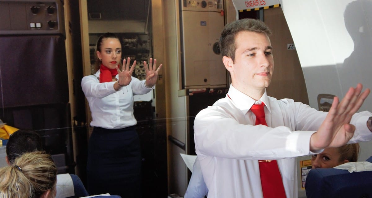 estudiantes de air hostess malaga durante el curso de auxiliar de vuelo